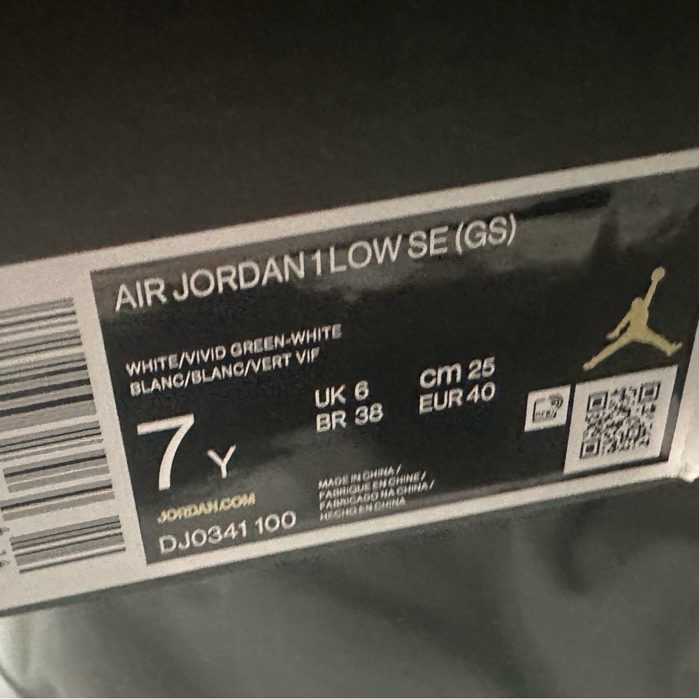 AIR JORDAN 1LOW SE (GS)
WHITE/VIVID GREEN-WHITE
BLANG/BLANG/VERT VIP - Picture 8 of 8